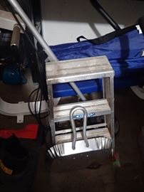 STEP STOOL / DUST PAN
