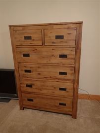 THIS IS A GREAT BEDROOM SET KING BED & MATTRESS / END TABLES / DRESSER