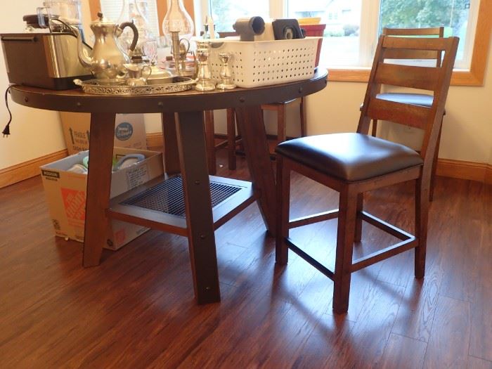 OMEXEY HOME ROUND TABLE AND 4 CHAIRS