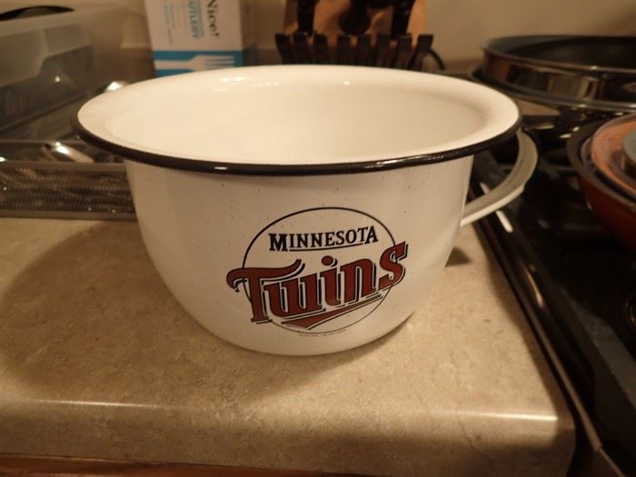 TWINS POPCORN BOWL