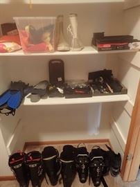 CLOTHES AND HUNTING GEAR - SKII EQUIPMENT