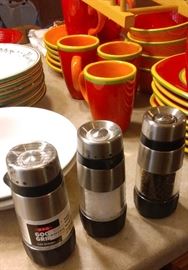 SALT AND PEPPER MILLS