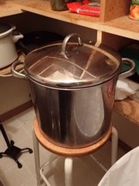 LARGE STOCK POT