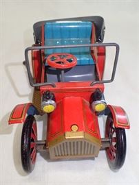 VINTIGE WIND UP LEVER WIND UP TIN TOY CAR