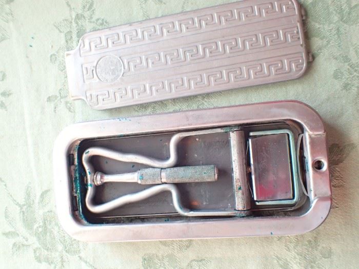 VINTAGE RAZOR IN METAL CASE