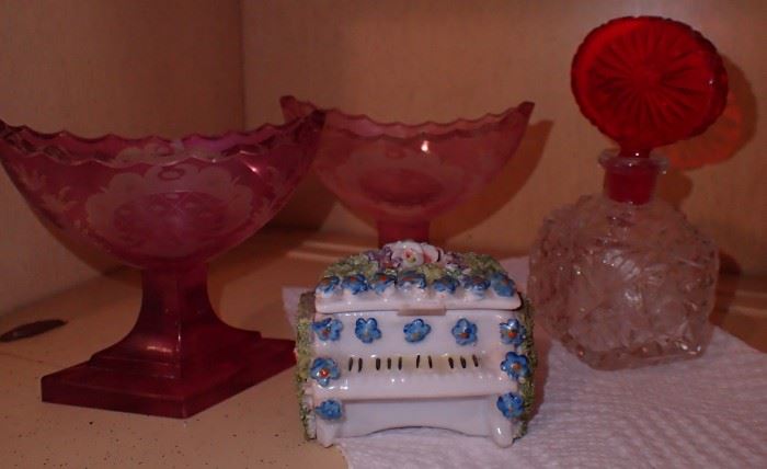 ASSORTED GLASSWARE / PERFUME BOTTLES