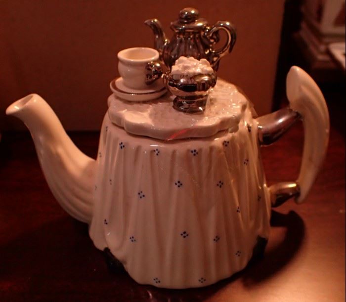 TEA POT W/ TEA SERVICE