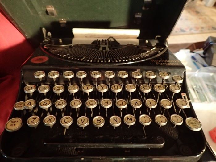 REMINGTON PORTABLE TYPEWRITER