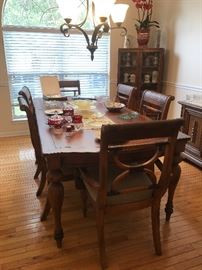 Great Dining room table and 6 chairs