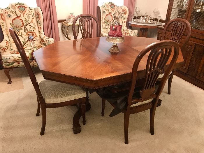 Vintage Thomasville Dining Table with Two Leaves, Pads & Six Chairs