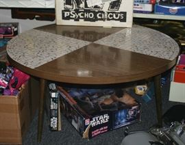 Nice 1070's round coffee table with marble inlay