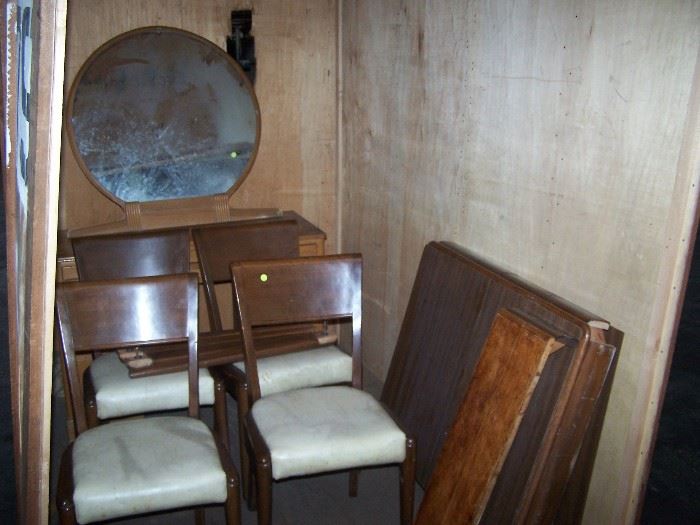 DECO DRESSER & MIRROR, DINETTE TABLE/ LEAF & 4 CHAIRS
