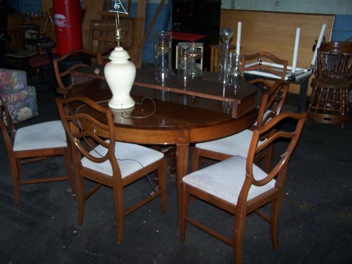 MAHOGANY DINING TABLE/ LEAF & CHAIRS