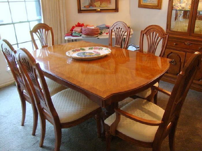 Thomasville Dining Table, Two Leaves and 8 Chairs, excellent upholstery