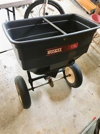 HUSKEE 175 LB. FERTILIZER/SEED SPREADER
