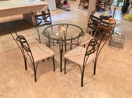 ROUND METAL AND GLASS TOP W/4 CHAIRS