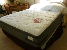 Like new Queen Size Mattress Set