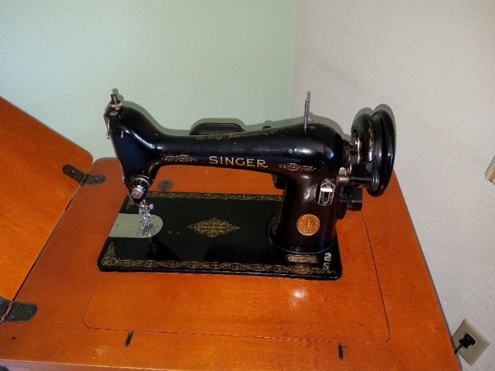 Vintage Singer Sewing Machine in Cabinet