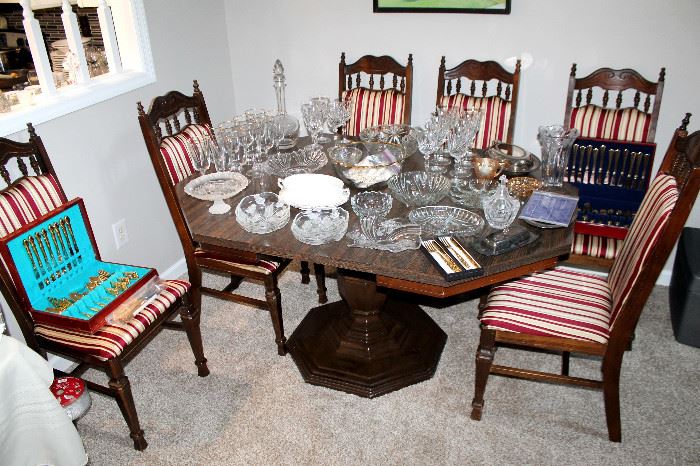 Dining table with leaf and 6 chairs