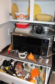 Microwave, Tupperware, gadgets / utensils