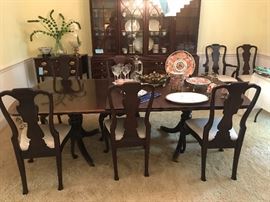 Henredon 18th Century double pedestal table-2 arm chairs and 6 side chairs-sold as a set