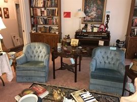 Baker Plantation drop leaf end table, 2 vintage blue chairs