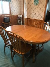 Oak Oval Dining Table w/ (4) Chairs
