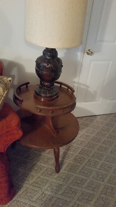 NICE WOODEN LAMP TABLE AND LAMP