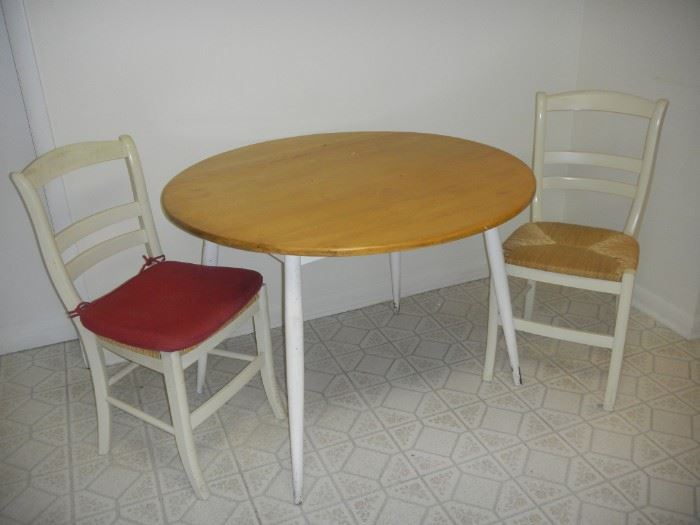 pine table w/ 2 chairs