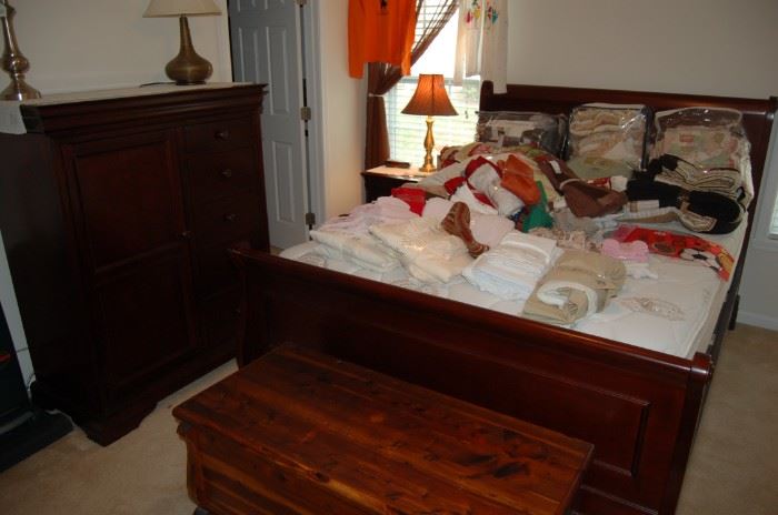 Bedroom furniture set