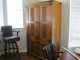 Large oak cabinet 