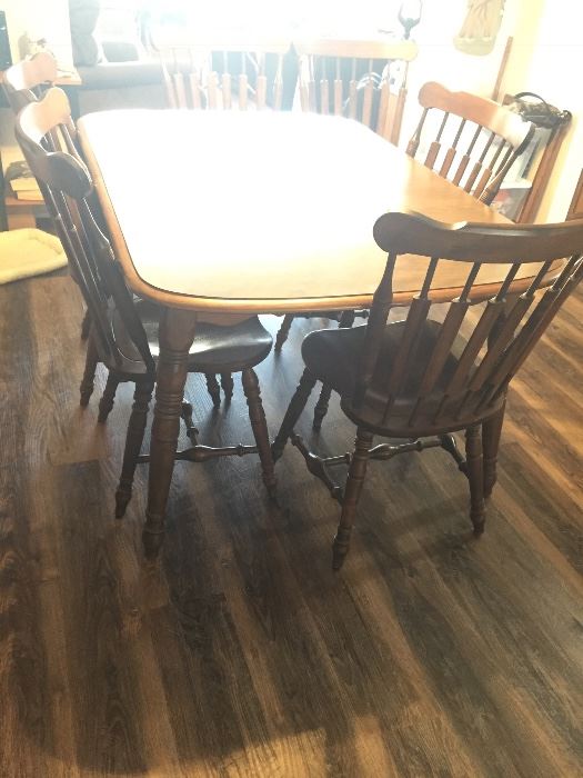 Dining table with 3 cleaves and 6 chairs $250