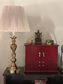 Wood jewelry chest and a pair of brass lamps.