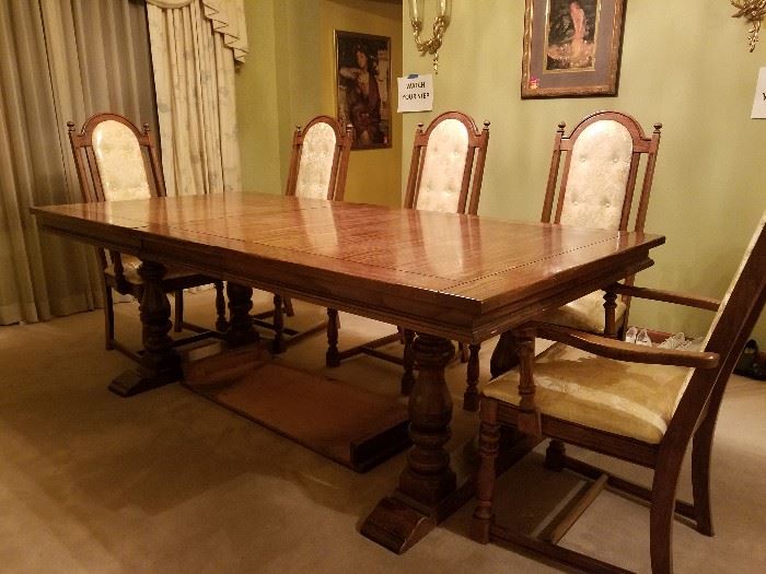 Large Dining Room Table with leaf and 8 chairs