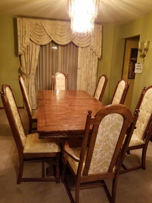 Large Dining Room Table with leaf and 8 Chairs