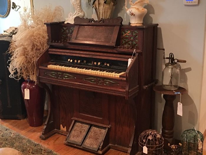 Lakeside Pump Organ, Decor