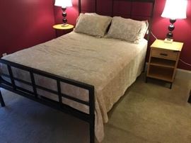 Queen Size Bed RoomBoard