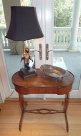 VINTAGE BAKER NAUHAUSE BRASS RIMMED KIDNEY SHAPED TABLE WITH BLACKAMOOR LAMP