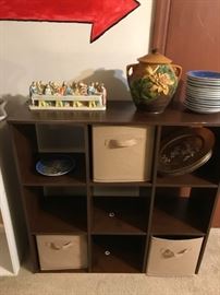 Cubical Shelf with Backets