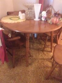 round table with 4 chairs and a leaf all solid wood