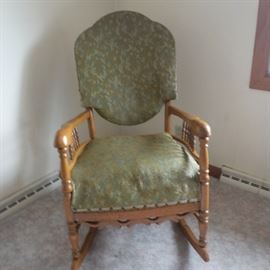 http://www.ctonlineauctions.com/detail.asp?id=758030Green Gold Tapestry Print Glider Rocker