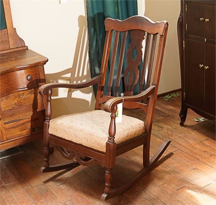 26MZ Colonial Style Rocking Chair