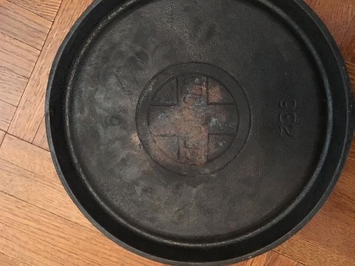 Griswold No. 6 round griddle Large  #736