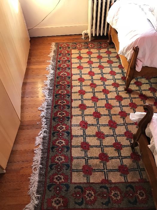 Large rug measuring 12’x8’