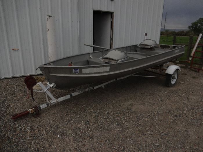 12 foot AlumaCraft boat and trailer with oars. 