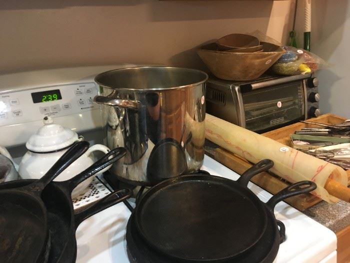 kitchenware pots pans cast iron skillet