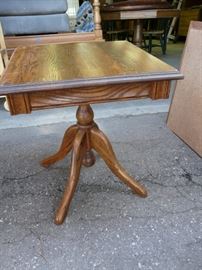 This is a sweet solid oak side table in beautiful condition.