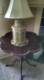 ****ANTIQUE**ORNATE PIE-CRUST SCALLOPED TABLE