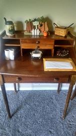 CUTE....WOODEN DESK