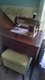 VINTAGE SEWING MACHINE